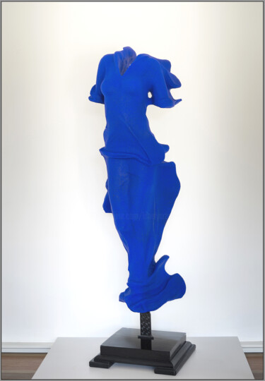 sculpture résine  pigment outremer - format 130 cm